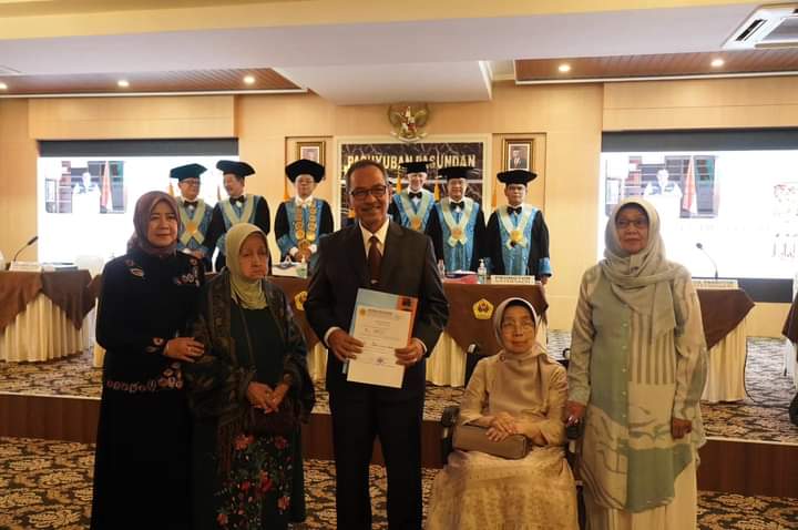 Sekretaris Daerah Kota Tasikmalaya Ivan Dicksan bersama keluarga/Photo Prokopim Setda Kota Tasikmalaya 