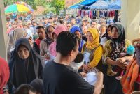 Terlihat warga menyemut di halaman kantor Kecamatan Bungursari Kota Tasikmalaya. (Foto: Momon Suparman).