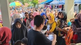 Terlihat warga menyemut di halaman kantor Kecamatan Bungursari Kota Tasikmalaya. (Foto: Momon Suparman).
