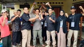 Kekompakan warga Kampung Sukasari Kelurahan Sukarindik menggelar pemilihan ketua RW 006. (Foto: Momon Suparman)