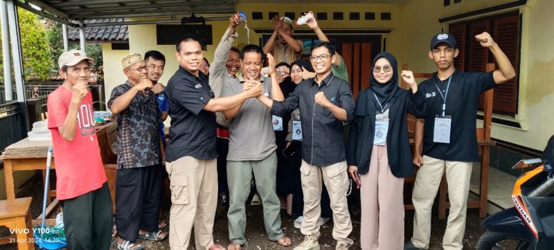 Kekompakan warga Kampung Sukasari Kelurahan Sukarindik menggelar pemilihan ketua RW 006. (Foto: Momon Suparman)