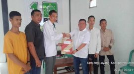 Bias Layar saat mengambil formulir pendaftaran Bacalon Bupati Barito Timur. (Foto: Adi Suseno)