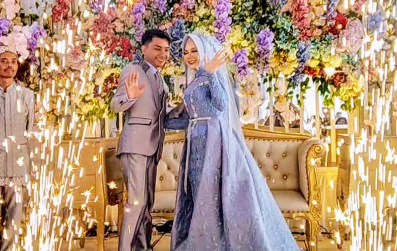 Pasangan Neng Riani dan Tito Aji Waluyo. (Foto: Momon Suparman).