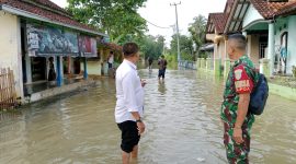 Kepala Desa Tanjungsari memantau lokasi banjir. (Foto: Dudi)
