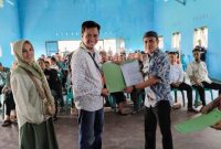 Lurah Bantarsari menyerahkannya SK kepada salah satu RW. (Foto: Momon Suparman)