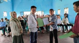 Lurah Bantarsari menyerahkannya SK kepada salah satu RW. (Foto: Momon Suparman)