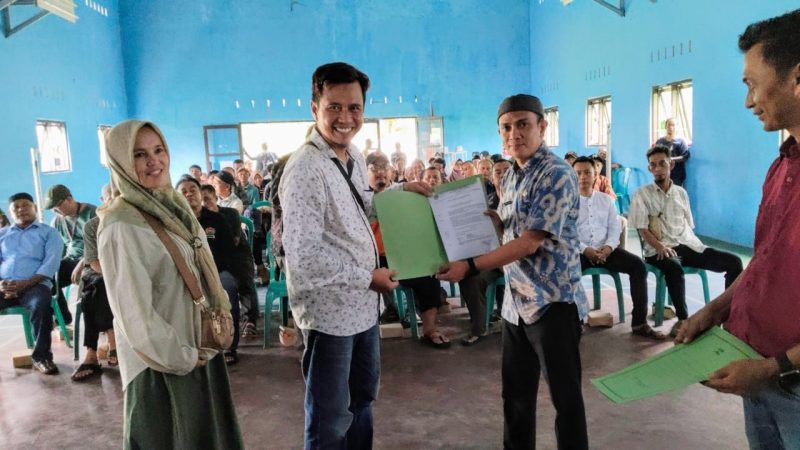 Lurah Bantarsari menyerahkannya SK kepada salah satu RW. (Foto: Momon Suparman)