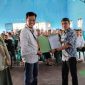 Lurah Bantarsari menyerahkannya SK kepada salah satu RW. (Foto: Momon Suparman)