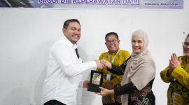 Bupati Pakpak Bharat Serahkan Beasiswa bagi Mahasiswa Politeknik Kesehatan Negeri Medan