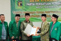 Ivan Dicksan kembalikan formulir pendaftaran ke tim Desk Pilkada DPC PPP Kota Tasikmalaya. (Foto: Momon Suparman)