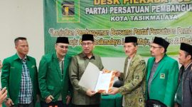 Ivan Dicksan kembalikan formulir pendaftaran ke tim Desk Pilkada DPC PPP Kota Tasikmalaya. (Foto: Momon Suparman)