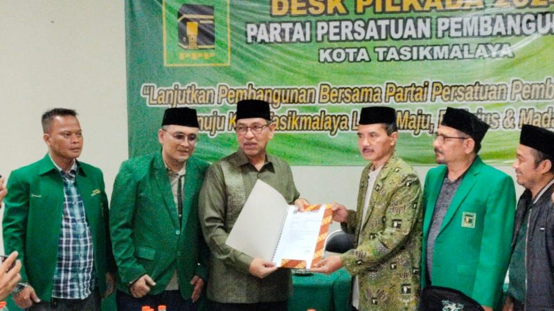 Ivan Dicksan kembalikan formulir pendaftaran ke tim Desk Pilkada DPC PPP Kota Tasikmalaya. (Foto: Momon Suparman)
