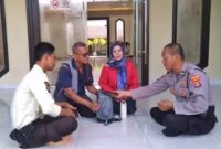 Aiptu Supriyanto kembalikan tas pemudik/photo tangkapan layar YouTube Tribun Sumsel