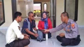 Aiptu Supriyanto kembalikan tas pemudik/photo tangkapan layar YouTube Tribun Sumsel