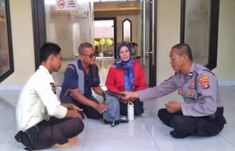 Aiptu Supriyanto kembalikan tas pemudik/photo tangkapan layar YouTube Tribun Sumsel