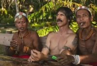 Terlihat Anthony Kiedis diapit dua warga lokal Suku Mentawai. (Foto Tangkapan layar Tiktok)