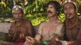 Terlihat Anthony Kiedis diapit dua warga lokal Suku Mentawai. (Foto Tangkapan layar Tiktok)