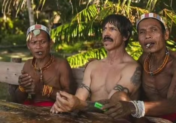 Terlihat Anthony Kiedis diapit dua warga lokal Suku Mentawai. (Foto Tangkapan layar Tiktok)