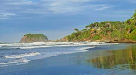 Deretan Gugusan Karang Pantai Padabumi Tasikmalaya. (Foto: Dokpri)