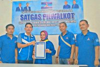 Hj Siti Juharah didampingi suami daftar dan mengambil berkas formulir di Kantor DPC Partai Demokrat Kota Tasikmalaya. (Foto: Redi Setiawan).