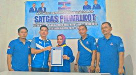 Hj Siti Juharah didampingi suami daftar dan mengambil berkas formulir di Kantor DPC Partai Demokrat Kota Tasikmalaya. (Foto: Redi Setiawan).