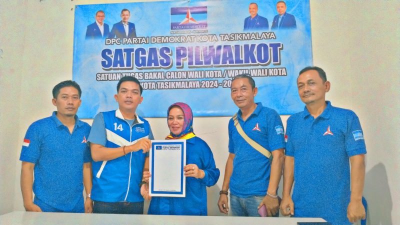 Hj Siti Juharah didampingi suami daftar dan mengambil berkas formulir di Kantor DPC Partai Demokrat Kota Tasikmalaya. (Foto: Redi Setiawan).