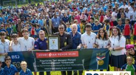 British School Jakarta (BSJ) dengan bangga

menerima penghargaan dari Museum Rekor Indonesia. (Foto: BSJ).