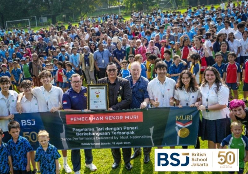 British School Jakarta (BSJ) dengan bangga

menerima penghargaan dari Museum Rekor Indonesia. (Foto: BSJ).