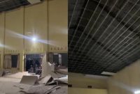 Terlihat kondisi plafon atap gedung Kwarcab Pramuka Kabupaten Tasikmalaya ambruk, kaca depan pecah. (Foto: tangkapan layar)