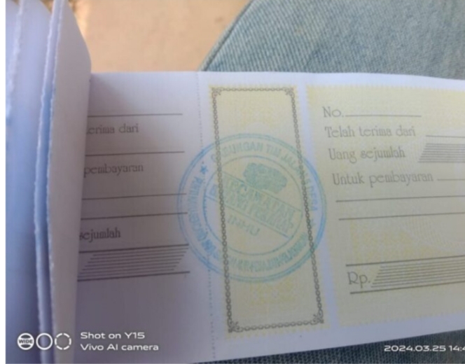 Kwitansi uang kutipan. (Poto: Jun)