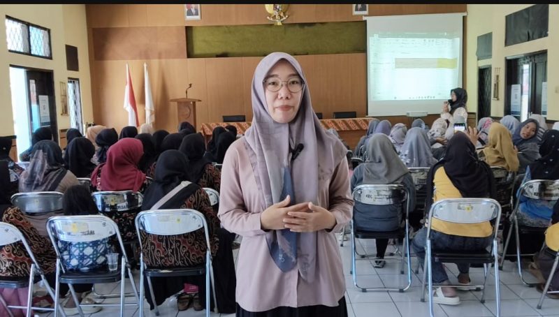 Ana Raudhatul Jannah, A.Md.Gz sebagai Nutrisionis UPTD Puskesmas. (Poto: Momon Suparman)