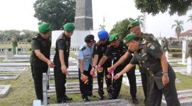 Tabur bunga di Makam Taman Pahlawan dalam memperingati HUT Kodam III/Siliwangi Ke 78