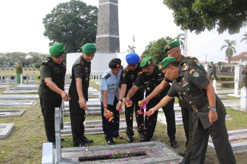 Tabur bunga di Makam Taman Pahlawan dalam memperingati HUT Kodam III/Siliwangi Ke 78