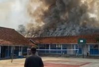 Kepulan asap saat kebakaran di SMPN 2 Pagerageung Tasikmalaya. (Poto: Tangkapan layar video)