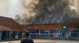Kepulan asap saat kebakaran di SMPN 2 Pagerageung Tasikmalaya. (Poto: Tangkapan layar video)