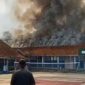 Kepulan asap saat kebakaran di SMPN 2 Pagerageung Tasikmalaya. (Poto: Tangkapan layar video)