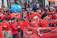 Kepala Disnaker Kota Tasikmalaya dihadapan massa aksi kaum buruh. (Foto: Momon Suparman)