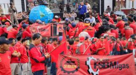 Kepala Disnaker Kota Tasikmalaya dihadapan massa aksi kaum buruh. (Foto: Momon Suparman)