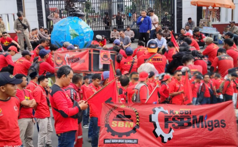 Kepala Disnaker Kota Tasikmalaya dihadapan massa aksi kaum buruh. (Foto: Momon Suparman)