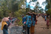 Gotong Royong Warga Kampung Teja Desa Bugeul Kecamatan Ciawi Kabupaten Tasikmalaya.
