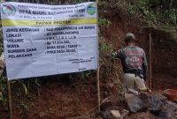 Pembangunan Bak Penampungan Air Bersih di Kampung Mandalahening Desa Bugel Kecamatan Ciawi Kabupaten Tasikmalaya. (Poto: Dudi.R)