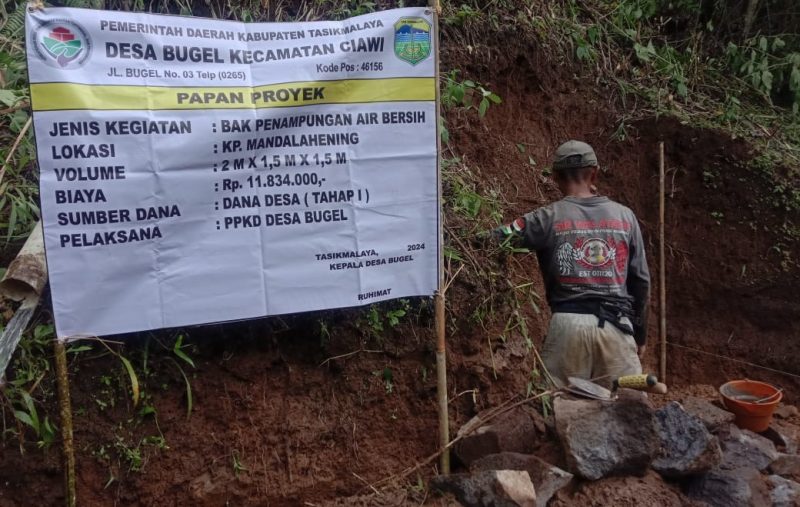 Pembangunan Bak Penampungan Air Bersih di Kampung Mandalahening Desa Bugel Kecamatan Ciawi Kabupaten Tasikmalaya. (Poto: Dudi.R)