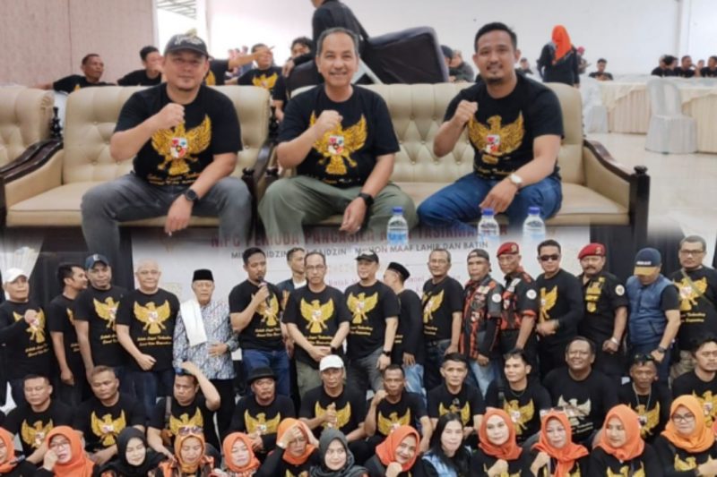 MPC Pemuda Pancasila Kota Tasikmalaya menggelar Halal Bihalal di rumah makan Sambal Hejo. (Poto: Dede Sugiarto)