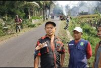 Warga Desa Padakembang masih melestarikan budaya Gotong Royong. (Poto: Momon Suparman)