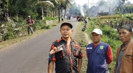 Warga Desa Padakembang masih melestarikan budaya Gotong Royong. (Poto: Momon Suparman)