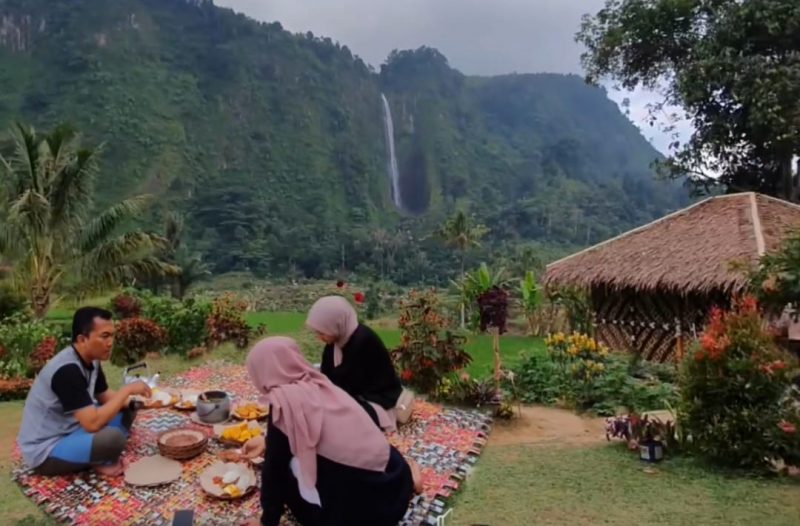 Pengunjung menikmati nasi liwet dengan panorama air terjun yang indah. (Poto: Dokpri Ahmad Sofwan)