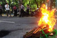 Papan nama anggota DPRD Wajo dibakar peserta aksi demo.