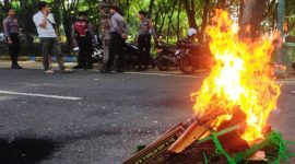 Papan nama anggota DPRD Wajo dibakar peserta aksi demo.