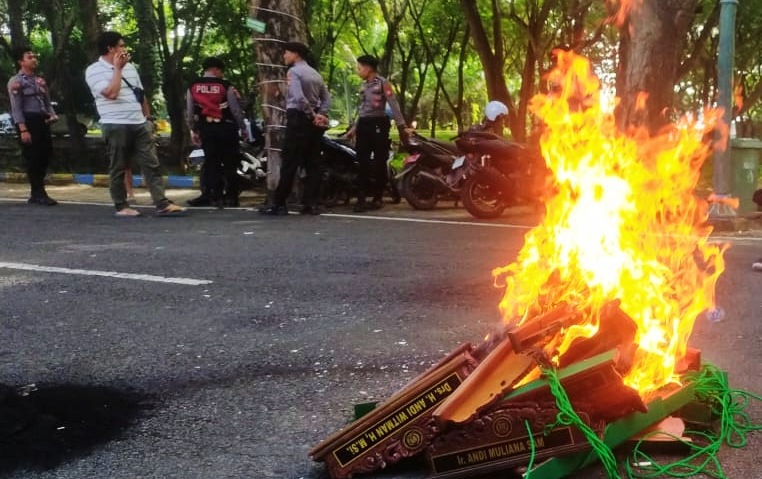 Papan nama anggota DPRD Wajo dibakar peserta aksi demo.