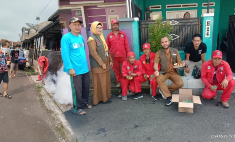 Fogging tahap dua di Perumahan Mutiara Citra. (Poto: Dwi Heru)